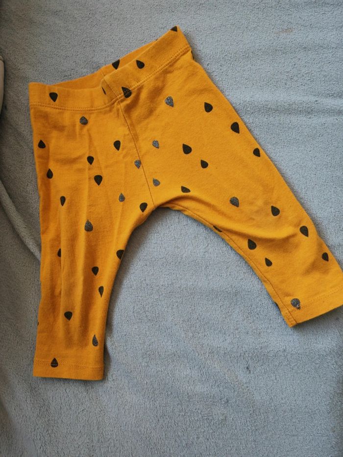 Legging jaune et tâchete