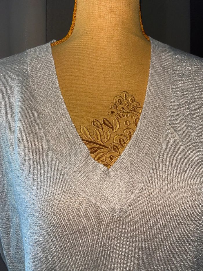 Pull fin col v kiabi doré scintillant taille M - photo numéro 2