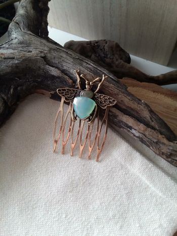Barrette peigne abeille pierres de calcédoine et la labradorite