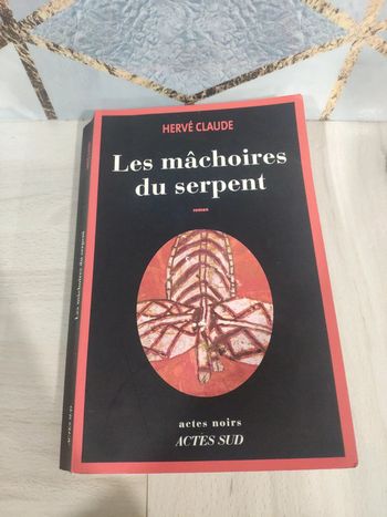 Livre grand format actes noirs les mâchoires du serpent Hervé Claude
