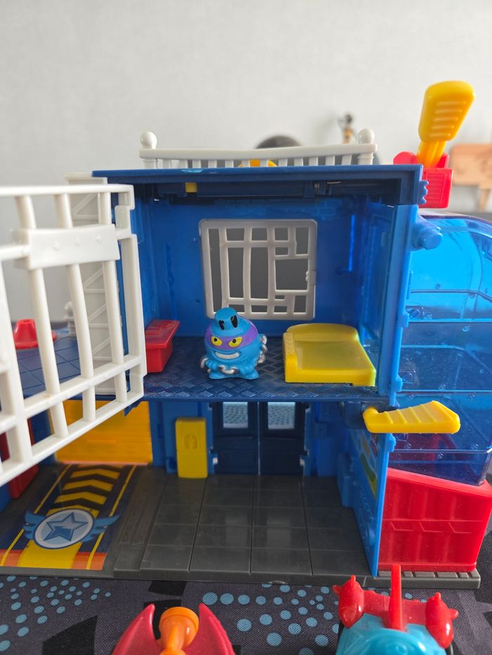 Station de Police Superthings - photo numéro 2