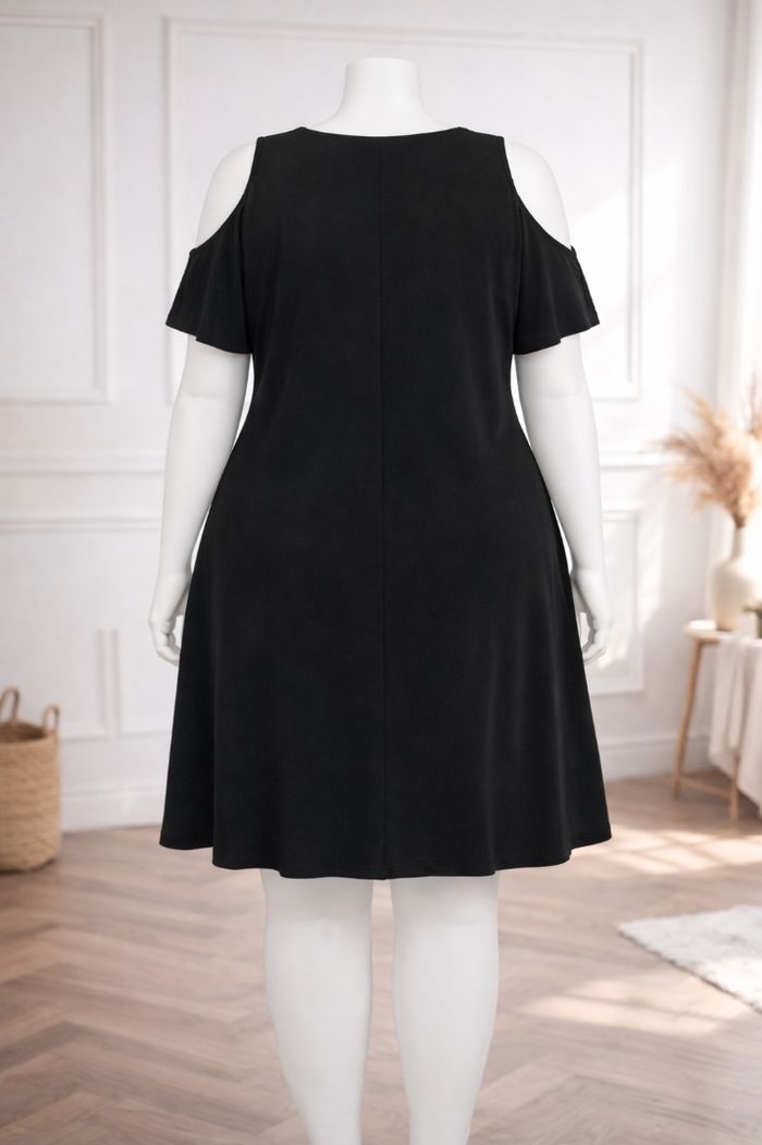Robe festonnée élégance noire épaules dénudées Femme taille 54 marque Boohoo 💍 - photo numéro 6
