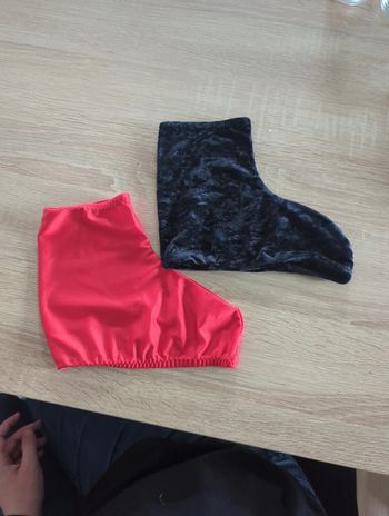 Paire de protège patins pour tenue rouge et noire