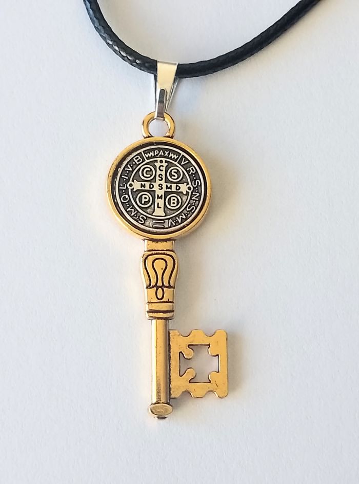Collier corde de cire + pendentif religieux - photo numéro 2