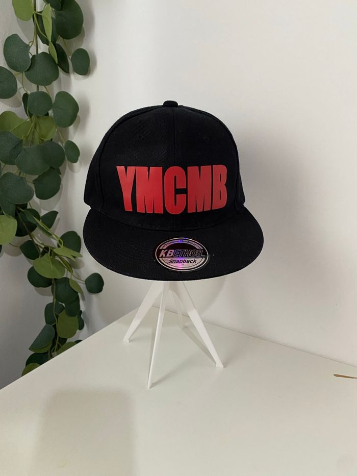 Casquette SnapBack YMCMB noire et rouge - photo numéro 9
