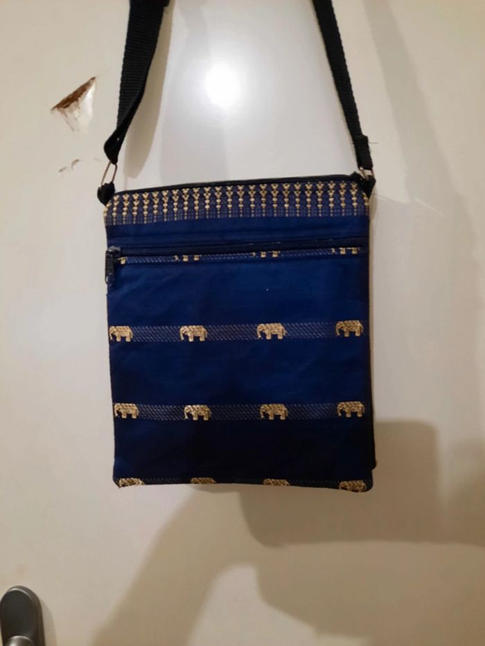 Pochette bleue nuit avec éléphant doré venant du Cambodge - photo numéro 3
