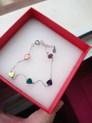 Bracelet femme petit cœurs avec reflets