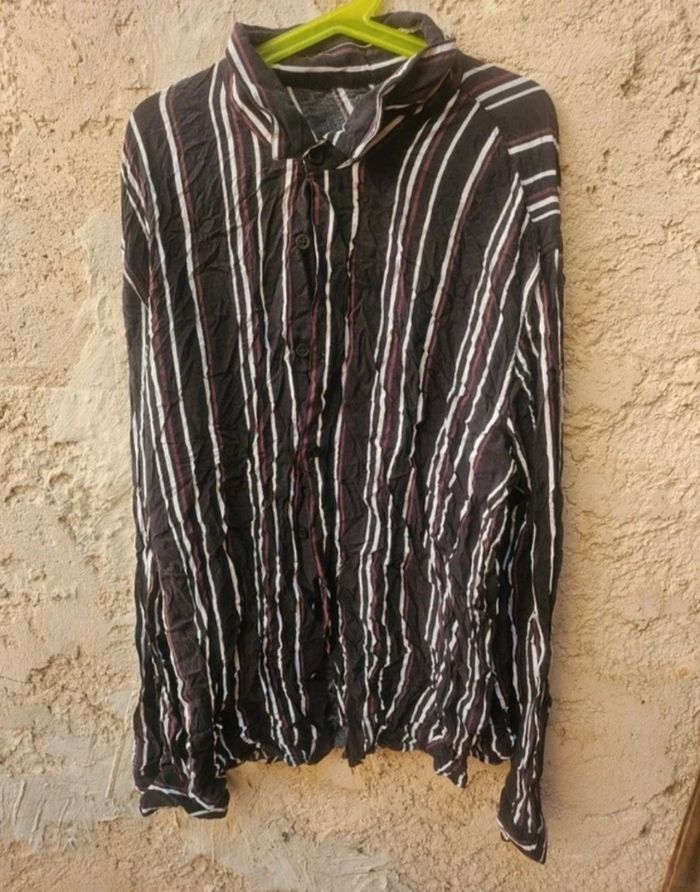 Chemise rayé noir tissu leger et fluide à manche longue.