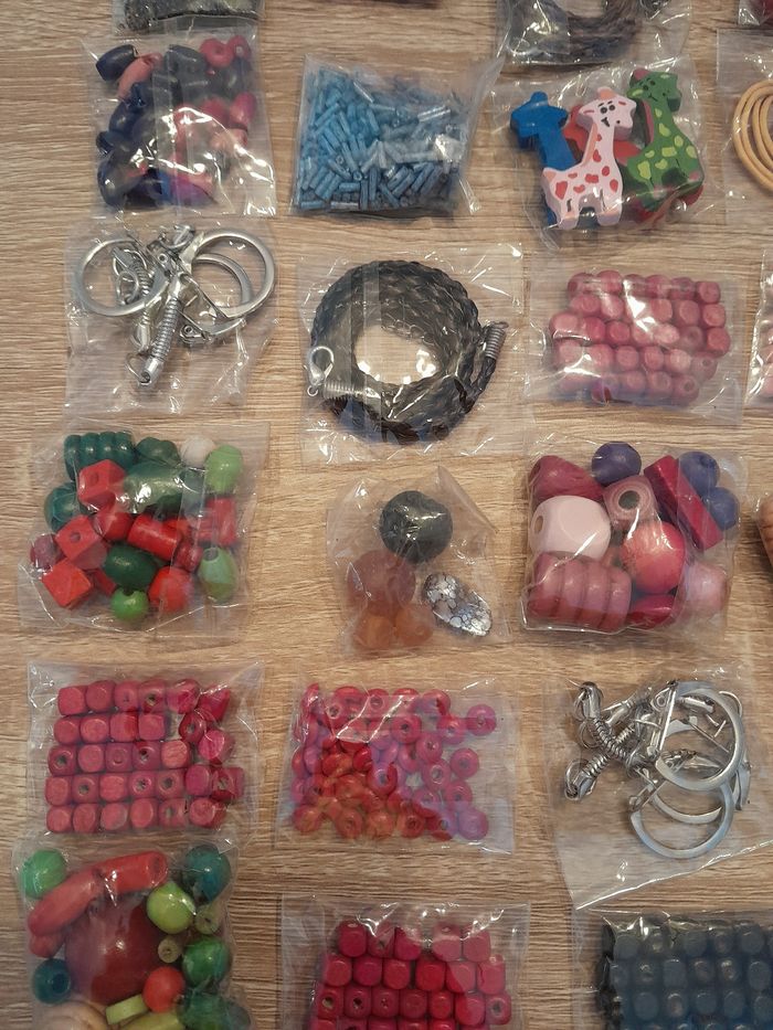 Lot de 40 sachets de perles et accessoires - photo numéro 4