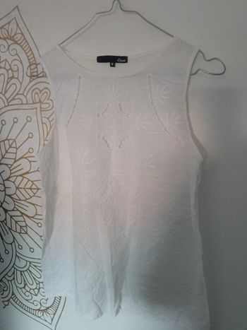 Joli top en coton blanc M broderies anglaises