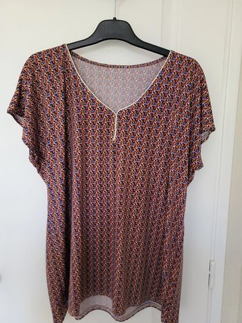 Haut multicolore fluide