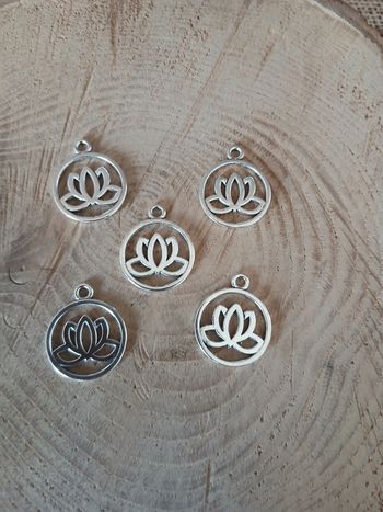 Lot de 16 pendentif nénuphars