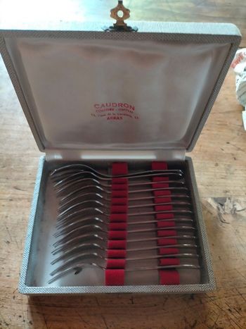 Lot 12 fourchettes à dessert