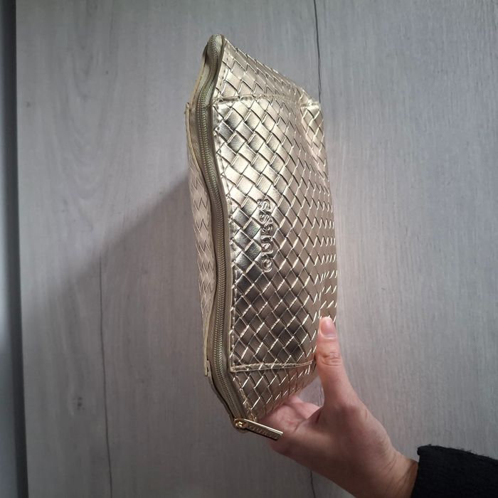 Pochette doré Guess style matelassé avec inscription en relief - photo numéro 6