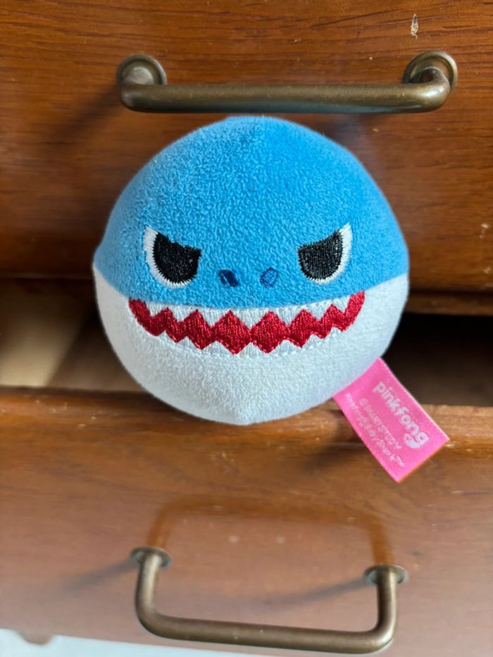 Balle peluche requin pink fond