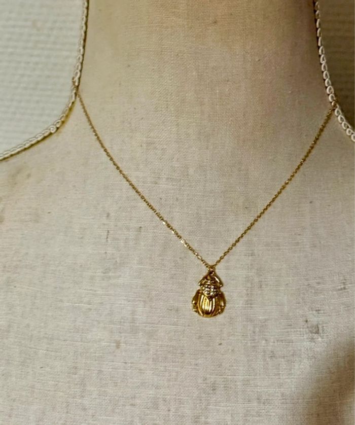 Collier chaîne réglable acier inoxydable or pendentif scarabée cristaux blancs petit créateur