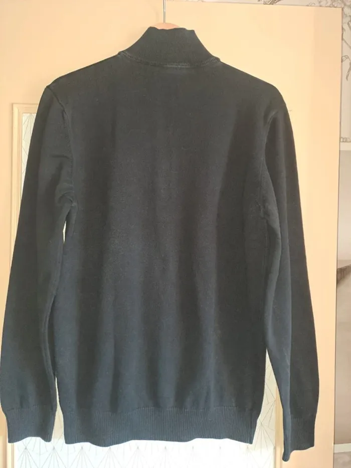 Pull homme celio noir L peu porté très très légère décoloration pliage se voit pas prix mini - photo numéro 9