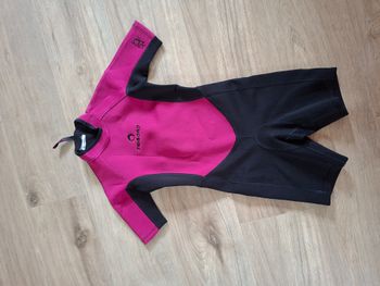 Combinaison short néoprène noir/rose Tribord/Decathlon 6 ans
