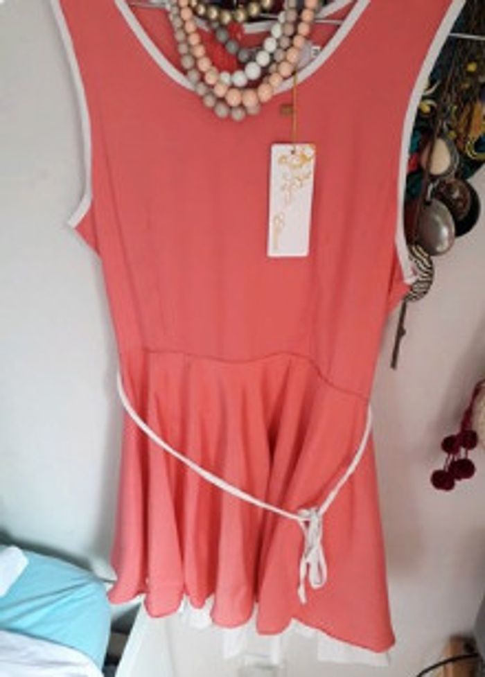 Pour vos cadeaux de fin d'année. Robe neuve étiquetée - photo numéro 3