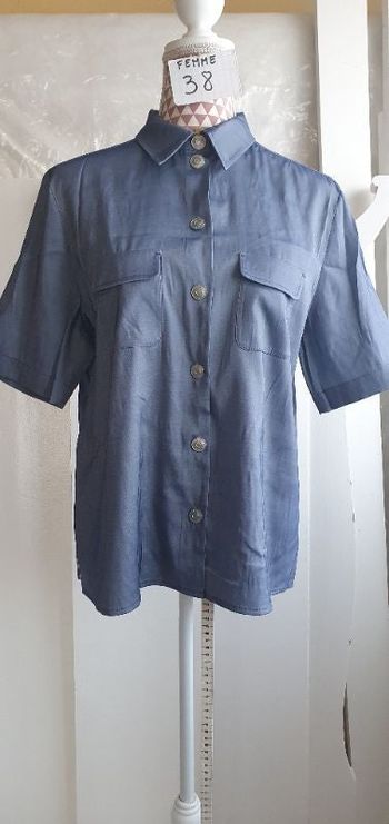 Veste légère, en polyamide, bleu façon satin, bouton pression,en très très bon état, longueur 61 cm,