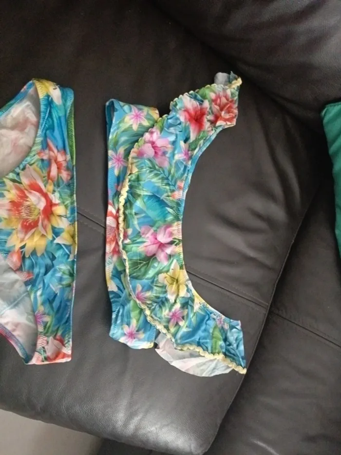 Magnifique maillot deux pièces calzedonia 10 ans - photo numéro 2