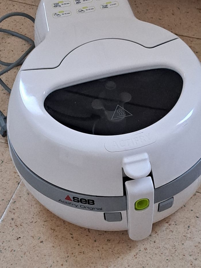 Friteuse sans huile Seb ActiFry (airfryer)
Capacité : 1kg de frite - photo numéro 5