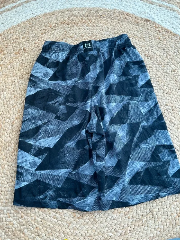 Short Garçon Under Armour Loose Noir & Gris | Taille 14 ans | Très Bon État | Sport Casual | R22 - photo numéro 2