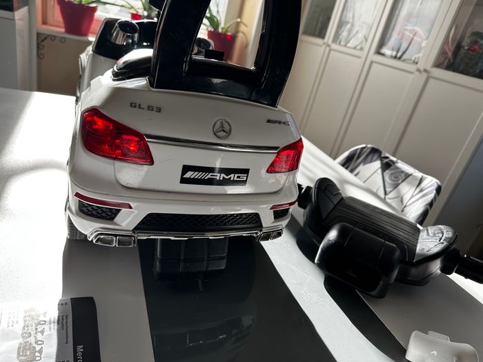 Voiture Mercedes blanche porteur et à pousser - photo numéro 8