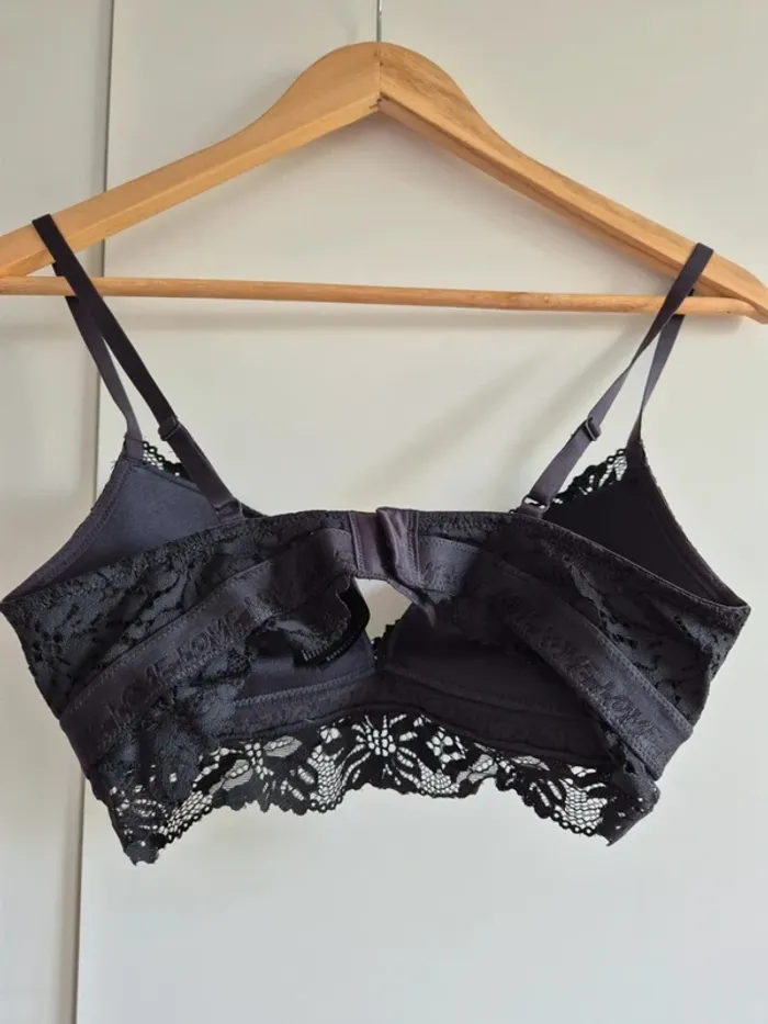 Soutien-gorge en dentelle H&M bleu marine
Taille française 90B eur 75B - photo numéro 5