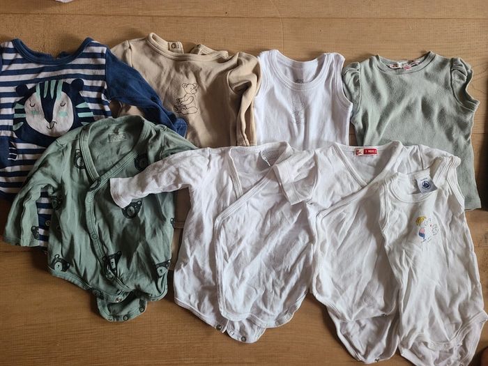 Lot 6 bodies et 1 t-shirt 3 mois