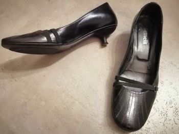 Chaussures noires en cuir Taille 37 Minelli