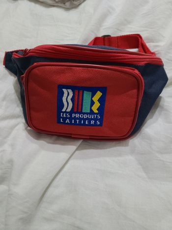 Banane sac deux poches écrit les produits laitiers