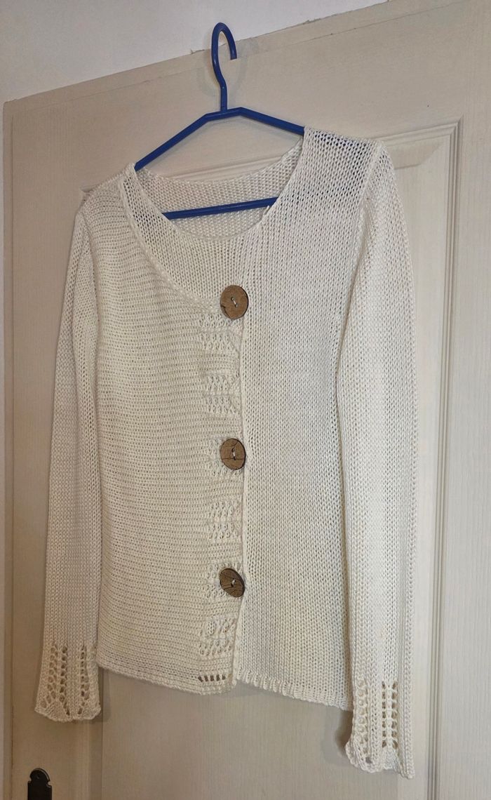 Gilet artisanal en maille ajourée écru 🌾 – gros boutons bois – style bohème chic – excellent état - photo numéro 8