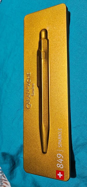 Stylo bille 849 edition goldbar marque carand'ache