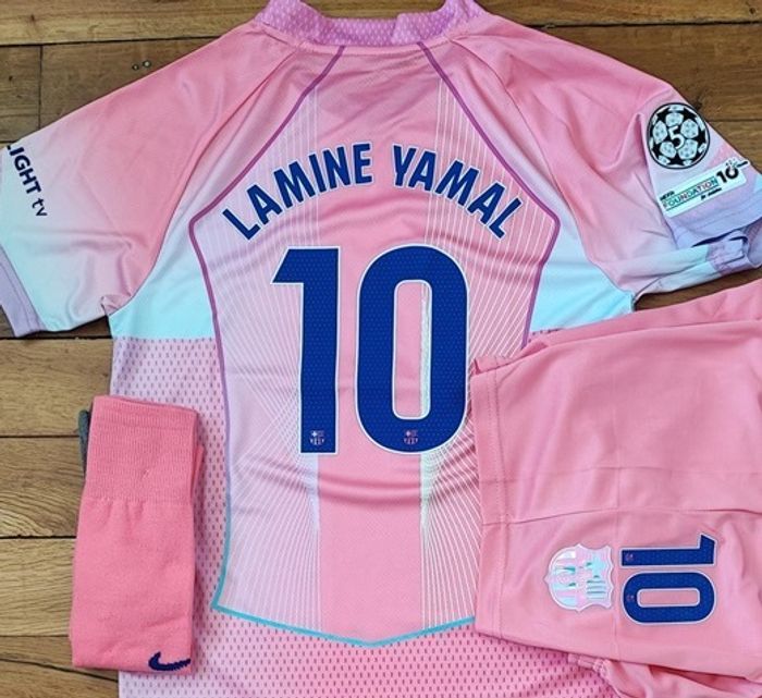 Splendide kit football taille 10 ans modèle 2026 Lamine Yamal Barcelone - photo numéro 1