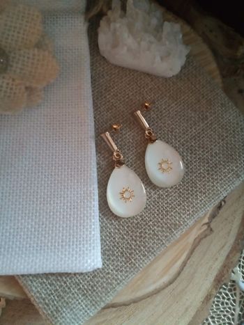 Boucles bohèmes blanches et dorées