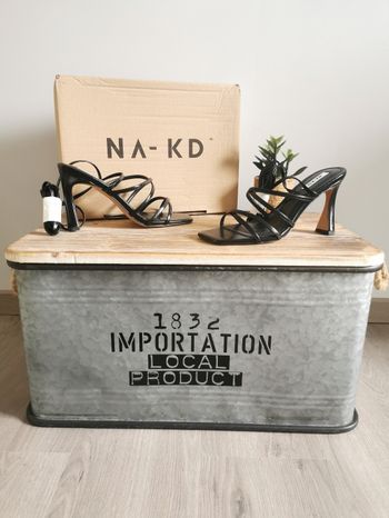 Sandales à lanières noires Na-Kd Pointure 40