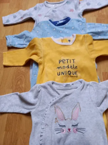 Lot 4 pyjamas grenouillère Différentes tailles