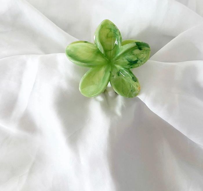 Pince pour cheveux fleur verte