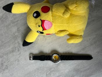 montre pokémon plus une peluche pokémon 