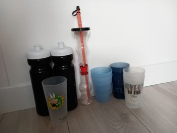 Lot de 7 gobelets et 3 gourdes enfant 