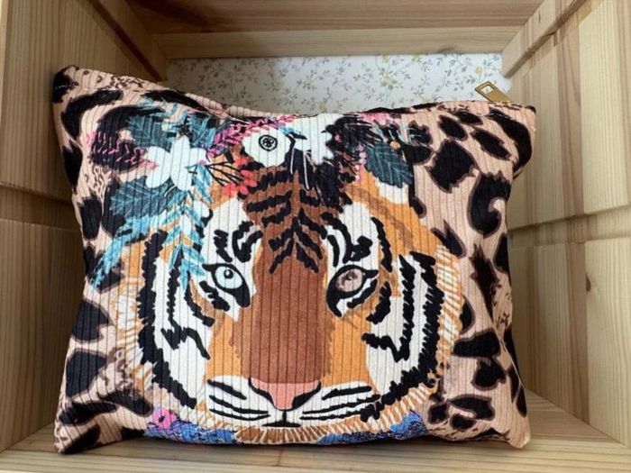 Trousse velours imprimé tigre fleuri – Neuve