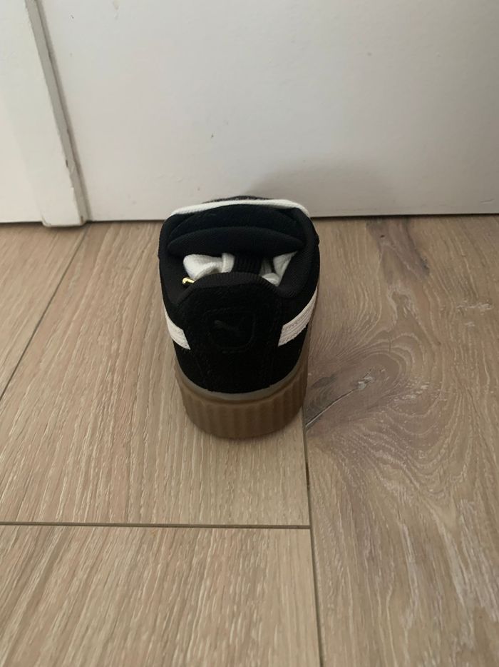 Basket Puma Fenty creeper noir neuve 
Taille 31 
Jamais portée

2 lacets un blanc et un noir⁸ - photo numéro 4