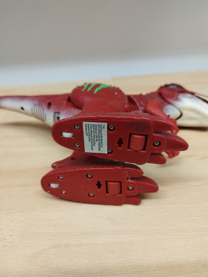 Dinosaure T-Rex électrique ROBO ALIVE - Effets sonores 
Marche tout seul et rugit avec des effets sonores réalistes.

Marque :  Zuru
Matière :  plastique
Dimensions : L 31 x Prof. 8 x H 20 cm. - photo numéro 5
