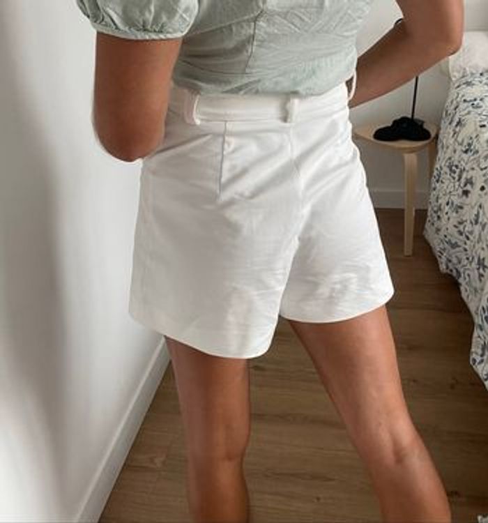 Total look cache cœur et short blanc - photo numéro 5