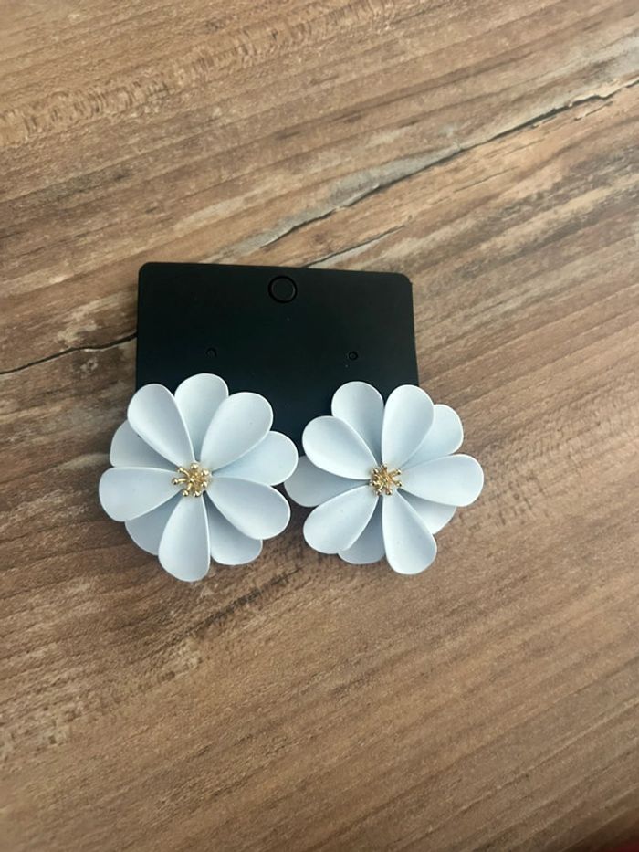 Boucles d’oreilles fleurs blanche neuve