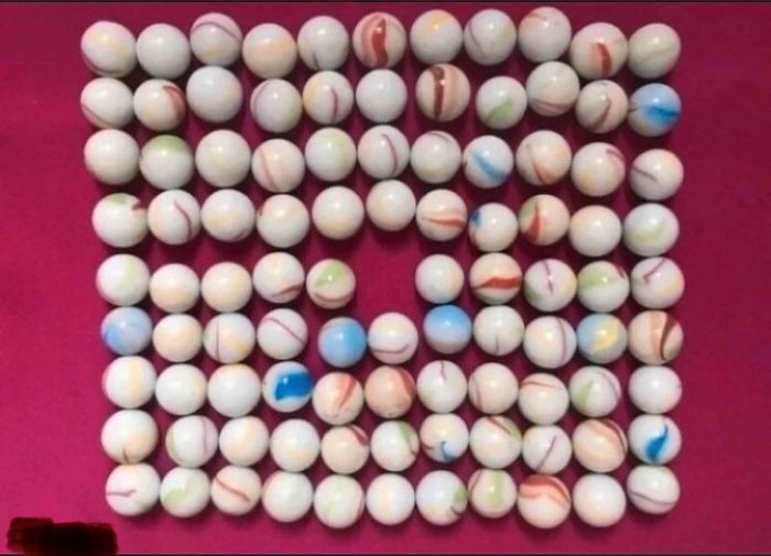 Lot de 98 billes en porcelaine blanche rayées multicolores - photo numéro 1