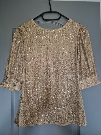 Haut en sequins.