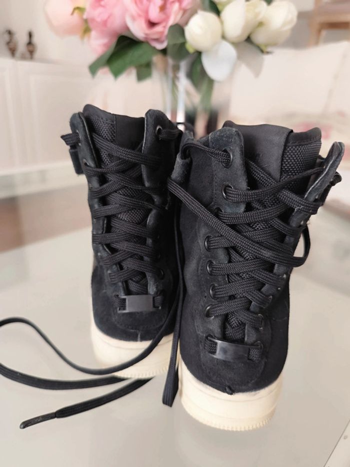 Très jolie paire de basket Nike taille 38.5 noir air force 1 rebel xx - photo numéro 3