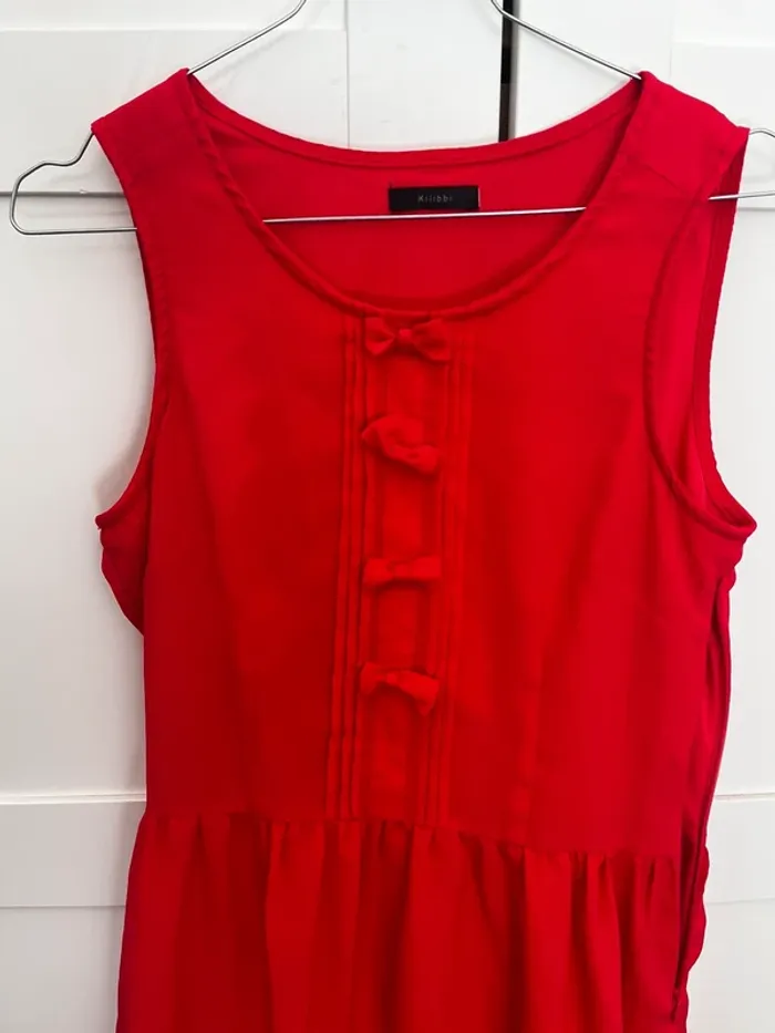 Robe rouge avec noeuds - photo numéro 2